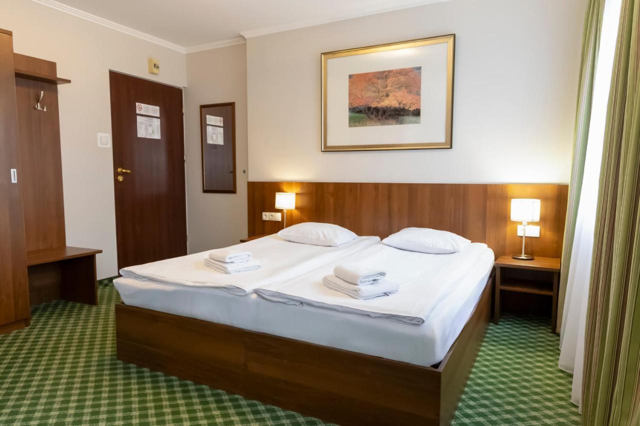 Studio with A/C and kitchenette,1498897270:JPEG